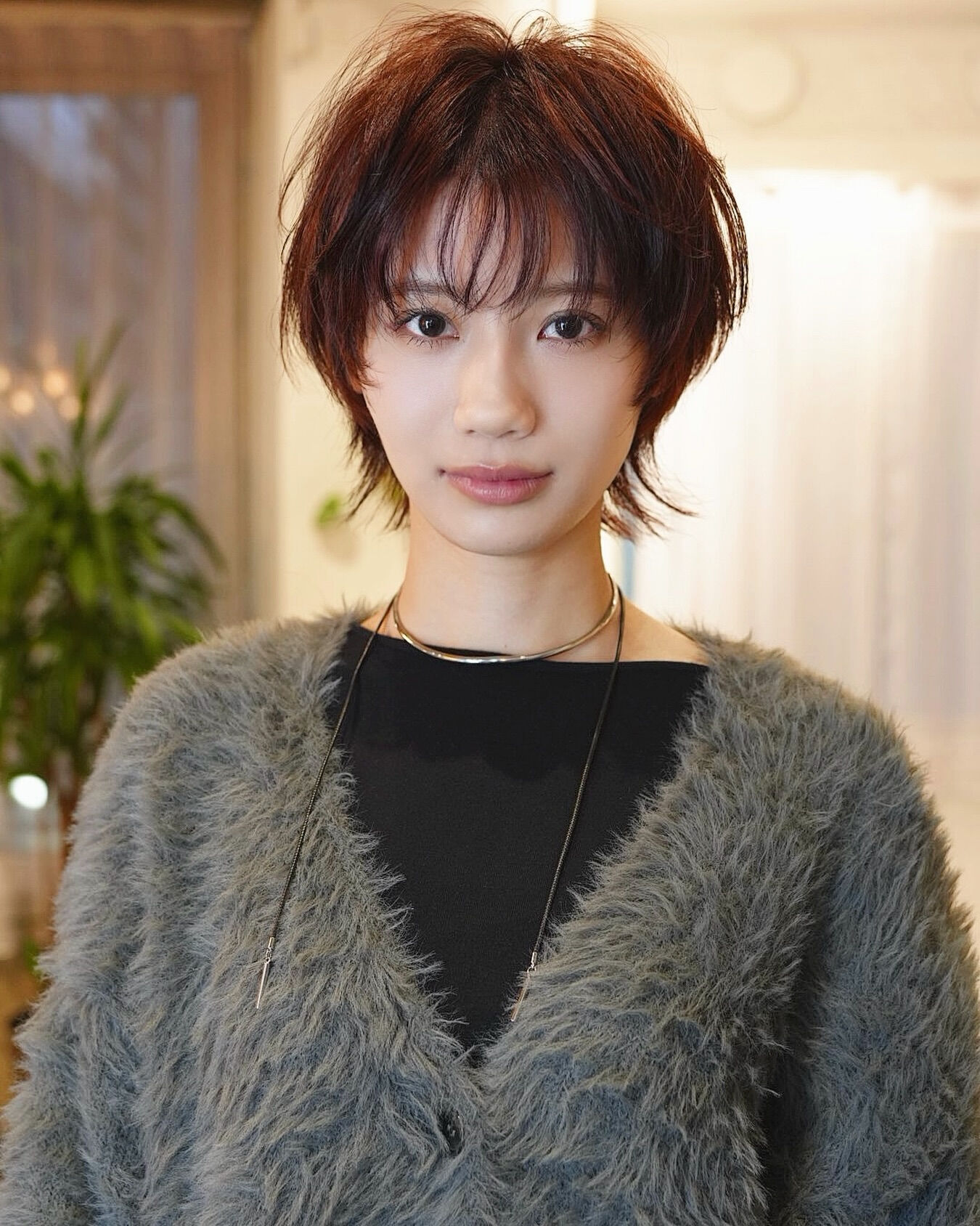 少しシャギーな質感のショートカットにボルドーブラウンのカラー