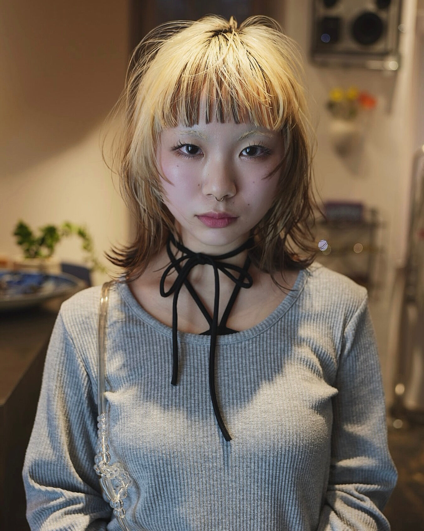 ワイドでランド気味な前髪と顔周りにステップカット