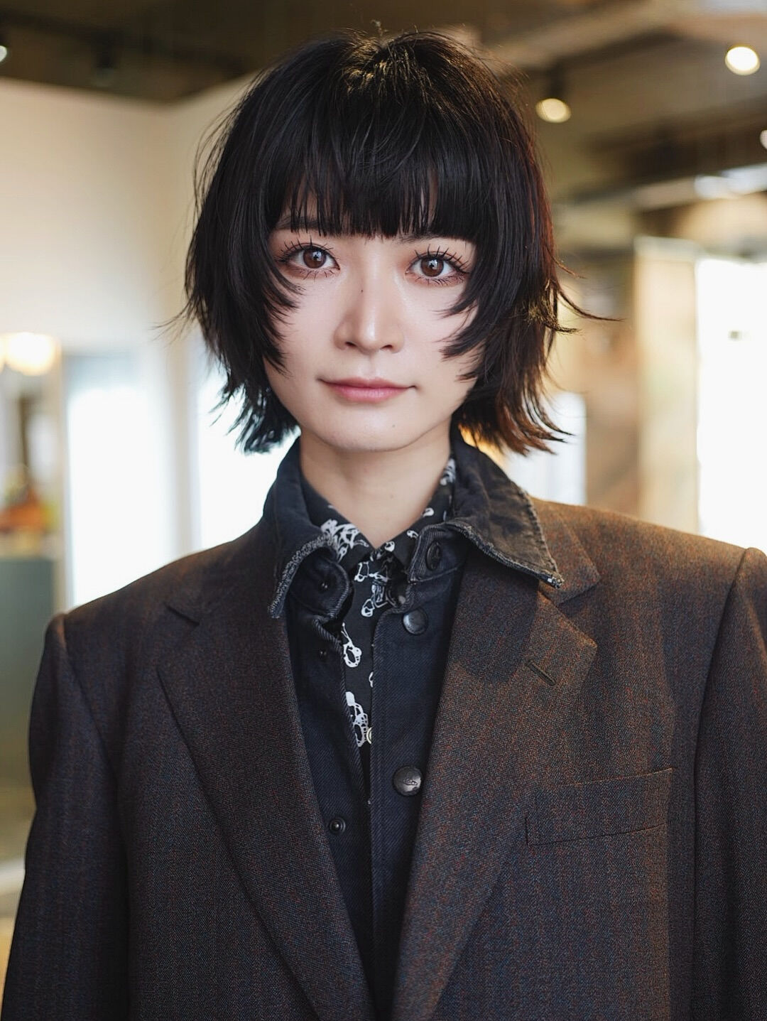 レイヤーボブ、マニッシュな雰囲気がジャケットにも似合ってる