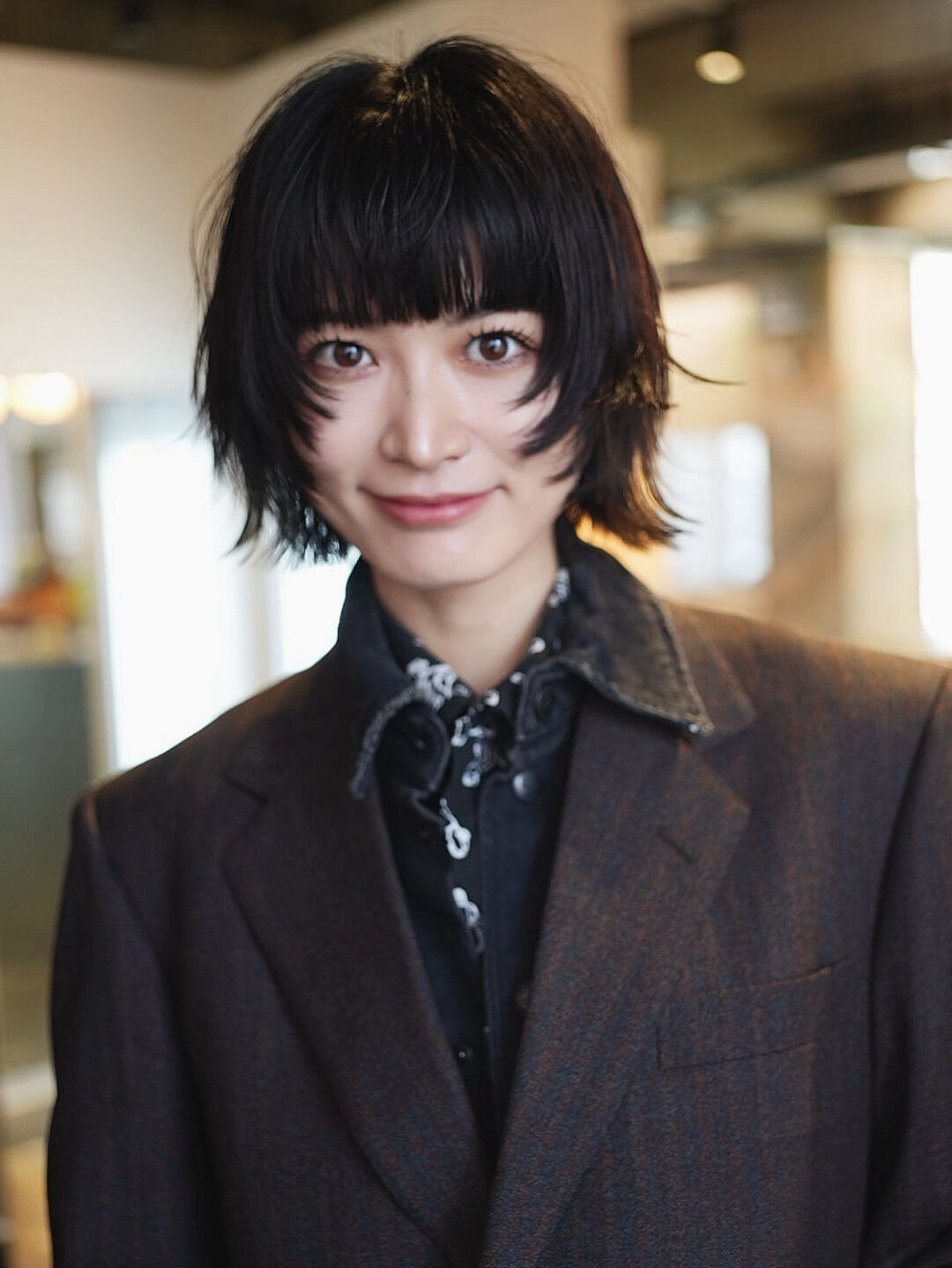 レイヤーボブ、マニッシュな雰囲気がジャケットにも似合ってる